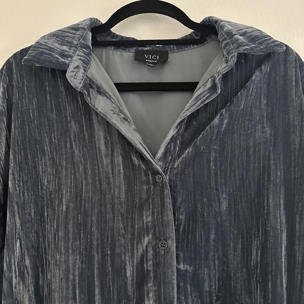 VICI Shirt Womens Medium Slate Blue Crushed Velvet Pleated Tunic Button Up